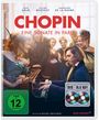 „CHOPIN – Eine Sonate in Paris“, DVD- und Blu-ray-Hülle. Ein Mann spielt Klavier, von festlich gekleideten Leuten umgeben.