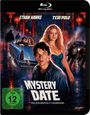 "Mystery Date", "Eine geheimnisvolle Verabredung", FSK 12. Blaues Auto bei Nacht; ein Mann und eine Frau stehen davor.