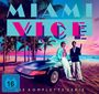 "MIAMI VICE" in großen Buchstaben über Palmenstrand, zwei stilvolle Männer lehnen an einem Sportwagen, Sonnenuntergang.