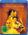 Text oben: "Chow Yun Fat, Michelle Yeoh, Zhang Ziyi".  
Großer Titel darunter: "Tiger & Dragon".  
Drei Personen mit Waffen im Stil eines Films.