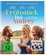 "Frühstück bei Audrey", Komödie von Sophie Beaulieu. Drei Personen diskutieren draußen, lächelnd mit Getränken. FSK 12.