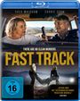 "THERE ARE NO CLEAN MURDERS. FAST TRACK." Zwei Personen im Auto, darunter hebt ein Paar eine eingewickelte Gestalt. FSK 16 freigegeben.