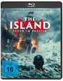 "The Island: Feuer im Pazifik" in großen weißen Buchstaben auf rotem Hintergrund. Person schwimmt im stürmischen Meer Richtung Flammen.