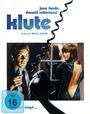 Texte: "jane fonda", "donald sutherland", "klute", "ein film von alan j. pakula". Szene mit Telefonhörer, Frau im Kleid am Spiegel.