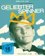 Text: „4K Ultra HD™ + Blu-ray, Tom Courtenay in GELIEBTER SPINNER, mit Julie Christie, FSK ab 16 freigegeben, Restauriert in 4K.“ 

Illustration: Mann mit Krone aus gelber Kritzelei.