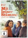 „Mit leiser Stimme“, ein Film von Leyla Bouzid. Vier Frauen im Freien unter einem Baum, lächeln leicht. FSK 0.