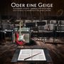Im Vordergrund Notenpult mit Partitur, daneben rote E-Gitarre, im Hintergrund eine Geige auf einem Stuhl.