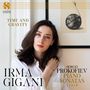 "TIME AND GRAVITY. SERGEI PROKOFIEV PIANO SONATAS 2 | 4 | 8. IRMA GIGANI." Eine Frau vor einem Kunstwerk im Hintergrund.