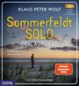 Auf dem Cover steht: "Klaus-Peter Wolf, Sommerfeldt Solo, Der Auftrag". Ein Mann steht am Strand bei Sonnenuntergang.