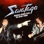 "Savatage. Madness Reigns From The Gutter (1990)." Zwei Musiker auf der Bühne, einer singt, der andere spielt E-Gitarre.