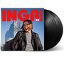 "INGA RUMPF 80" in großen roten Buchstaben. Eine Frau in Lederjacke lächelt vor einem modernen Gebäude. Vinyl-Schallplatten daneben.