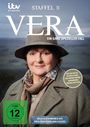 "Staffel 11 VERA: Ein ganz spezieller Fall. Nach den Romanen der Autorin Ann Cleeves." Frau mit Hut im Freien.
