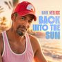 Text: "Mark Medlock, Back Into The Sun." Mann mit rotem Cap und rosa Tanktop vor einem sonnigen Strandhintergrund.