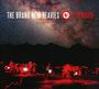 „THE BRAND NEW HEAVIES FORWARD“ in weiß und rot. Sternenhimmel über dunklen Bergen, rote Lichter und Silhouetten.