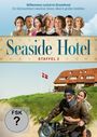„Willkommen zurück im Strandhotel“, „Seaside Hotel Staffel 2“. Personen, rotes Gebäude, dänische Flagge, Paar auf Motorrad.