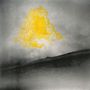 Keine erkennbaren Texte. Eine abstrakte Illustration mit einem leuchtend gelben, wolkenartigen Muster über einer grauen Landschaft.