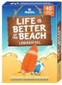 "Life is better at the beach" und "Logikrätsel". Illustration: Surfbrett am Strand, Himmel, Ball, Wellen.