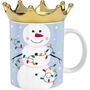 Schneemann mit bunter Lichterkette, lächelnd, orange Nase, goldene Kronentasse, blauer Hintergrund mit Schneeflocken.