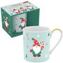 "Tasse" steht in roter Schrift. Ein kleiner Gnom mit Zipfelmütze, umgeben von Schneeflocken und Zuckerstangen.
