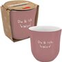 Becher in Rosa mit der Aufschrift "Du & Ich ↷ Wir". Verpackung aus Pappe mit kleinen Herz-Motiven.