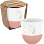 „Lieblingsbecher“ auf Karton; weiße Tasse mit rosa Boden und Einhornrelief. Verpackung aus braunem Karton mit Regenbogenmustern.