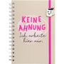 "KEINE AHNUNG, Ich arbeite hier nur." ist auf einem Spiralnotizbuch mit rosa Gummiband und Tassenmotiv zu sehen.