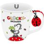 "GLÜCKS- BRINGER", Schaf mit Kleeblatt, Marienkäfer-Anhänger; weiße Tasse mit Glückssymbolen: Hufeisen, Kleeblätter.