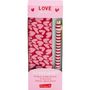 "LOVE forever" und "SCHREIBSET" stehen auf einer Verpackung mit pinken Herzen, Stift und Etui.