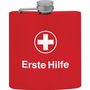 "Erste Hilfe" und ein weißes Kreuz sind auf einer roten Trinkflasche abgebildet.
