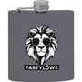 Text: "PARTYLÖWE". Illustration eines Löwenkopfs mit Sonnenbrille, in Schwarz-Weiß auf einer grauen Flasche.