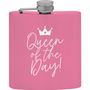 Text: "Queen of the Day!" mit einer Krone darüber. Rosa Flachmann mit silbernem Schraubverschluss.