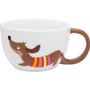 Eine weiße Tasse mit Henkel und einem fröhlichen Dackel in buntem Streifenpullover als Relief.