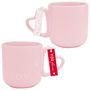 Zwei rosa Tassen; Text "LOVE" und "YOU forever". Ein Herz ist auf jeder Tasse, deren Griffe herzförmig sind.