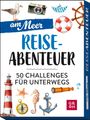 "Reiseabenteuer: 50 Challenges für unterwegs" steht in blau und schwarz. Illustrationen von Meereselementen wie Leuchtturm und Anker.