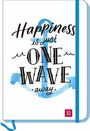 „Happiness is just one wave away.“ Vor einem blauen Anker. Oben rechts ein rotes, quadratisches Logo.