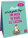 "2027. Heute ist ein guter Tag – um mich in Ruhe zu lassen." Illustration: Katze in Kiste mit Vogel auf dem Kopf.