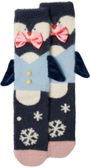 Illustration von Pinguin-Socken mit roten Schleifen, blauen Westen und weißen Schneeflocken auf dunklem Hintergrund.