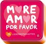 "More Amor por Favor", 25 Liebesbotschaften. Text in weiß und rosa auf rotem Hintergrund; Herzmotive. Bunte Verpackung.
