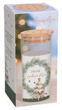 "Wunscherfüller" und "Frohe Weihnachten" stehen auf einer Geschenkbox mit Glas und Holzdeckel, dekoriert mit Weihnachtsmotiv.