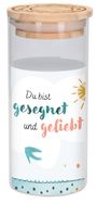 "Du bist gesegnet und geliebt" auf farbigem Glasgefäß mit Holzkappe, Sonne, Vogel und Punkten dekoriert.