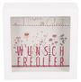 "WUNSCH ERFÜLLER" ist in großen Buchstaben zu sehen. Darüber blühende Wildblumen und der Text "Herzen ein Glück".