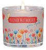 "Kleiner Mutmacher für dich" auf einem Glas mit brennender Kerze, verziert mit bunten Blumen und einem Schmetterling.
