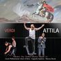 Text: "VERDI ATTILA". Szene mit drei Männern auf der Bühne, einer steht auf einem Stuhl. Im Hintergrund ein Reitergemälde.