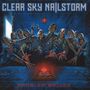 "Clear Sky Nailstorm", "Problem Solved". Menschen in Panik, roter Knopf im Vordergrund, blauer Hintergrund, Illustration.