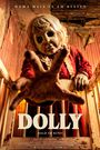 Text: "MAMA WEISS ES AM BESTEN", "DOLLY", "BALD IM KINO". Eine gruselige Puppe in einem spärlich beleuchteten Raum.