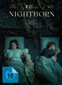 "Nightborn" in großen Buchstaben, Film von Hanna Bergholm. Zwei Menschen und ein Baby liegen in einem Bett, von Wurzeln umgeben.