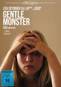 "LÉA SEYDOUX, JELLA HAASE, GENTLE MONSTER, ein Film von MARIE KREUTZER. Frau mit geschlossenen Augen hält Kopf in Händen."