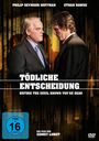 „TÖDLICHE ENTSCHEIDUNG“ steht groß geschrieben. Zwei Männer in Anzügen stehen sich gegenüber.