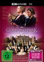 „Gosford Park“ in großer Schrift über einem Herrenhaus. Menschen in eleganter Kleidung. FSK 12. 4K Ultra HD, HDR.