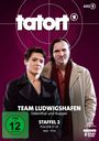 „tatort“, „TEAM LUDWIGSHAFEN“, „STAFFEL 2“. Zwei Menschen in Mänteln vor einem violetten Hintergrund.